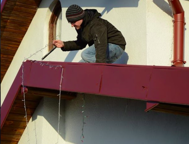 Tomasz na dachu, podczas prac przygotowujących działanie projektu